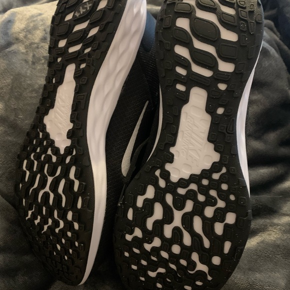 Nike Black and White Athletic Shoes - Picture 4 of 5